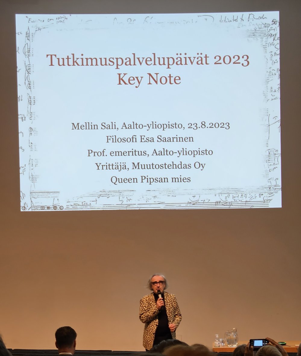 Kuva 2. Keynote-puhuja, filosofi Esa Saarinen (Kuva: Terhi Kaipainen)