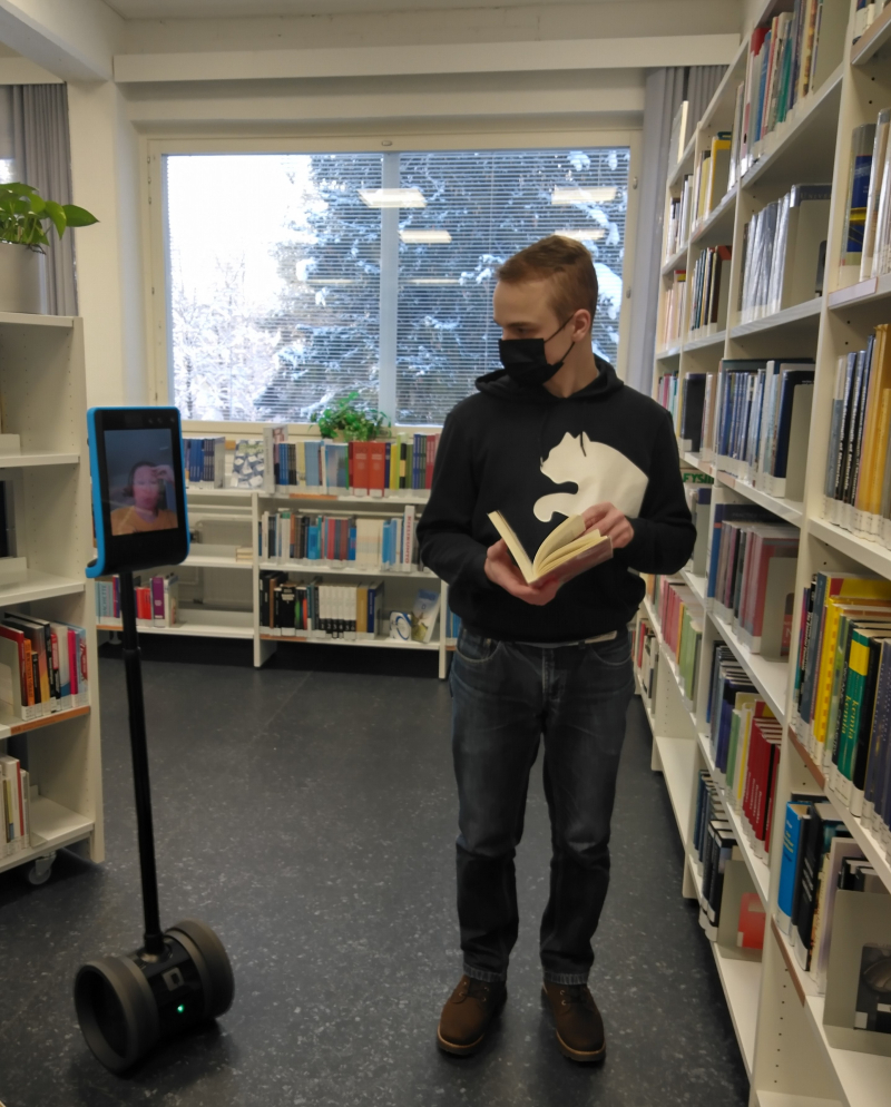 Kuva 1. Tietopalveluneuvoja Jonna Kaaro on Hämeenlinnassa ja keskustelee robotin välityksellä Riihimäen kirjastossa Pirgo Liebkalnsin kanssa. 