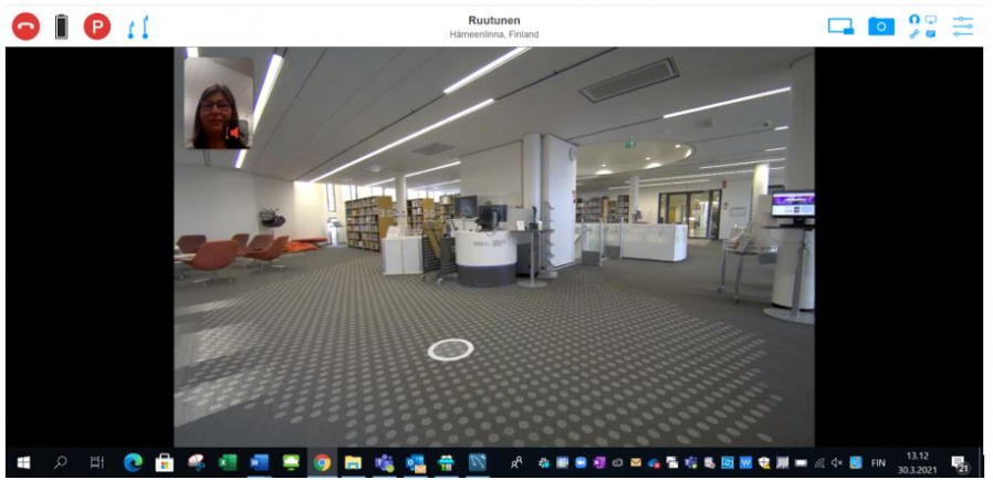 ​​​​​​Kuva 2. Ohjaajan näkymästä näkee kirjastotilaan ja ohjaaja voi hiirellä valita kohdan, johon haluaa robotin liikkuvan. 