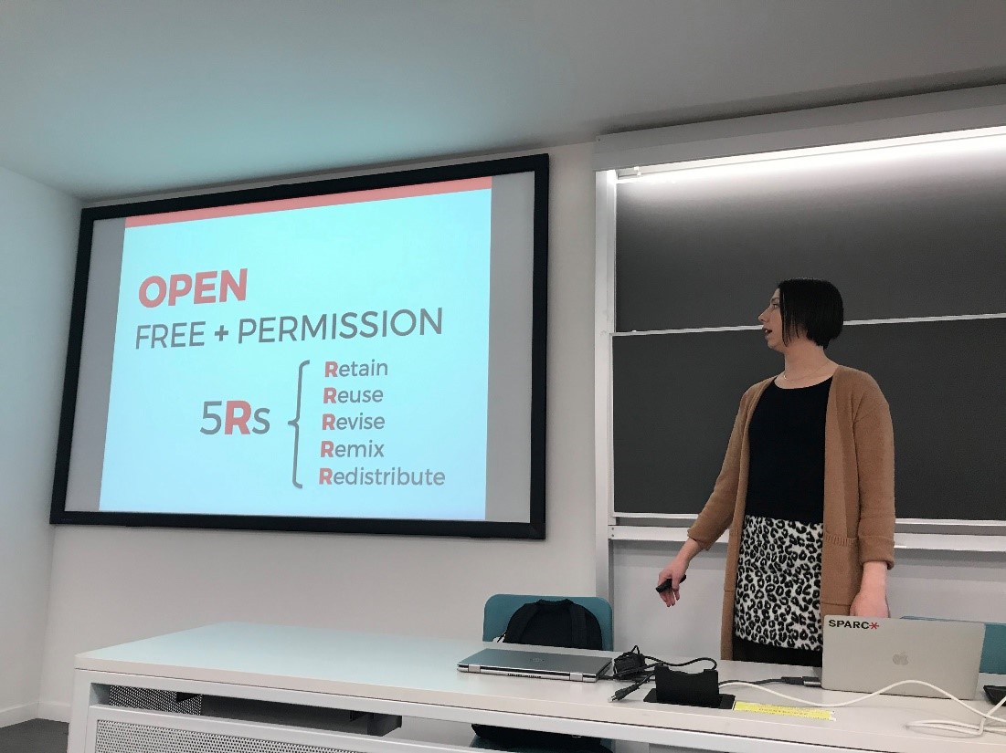 Kuva: 5Rs of Openness, Pohjois-Amerikan SPARCin avoimen oppimisen johtaja Nicole Allen esittelee avoimuuden 5 R:n ideaa Milanon Open Education Global –konferenssissa marraskuussa 2019. Kuva: CC BY-SA 4.0 Aino Helariutta.