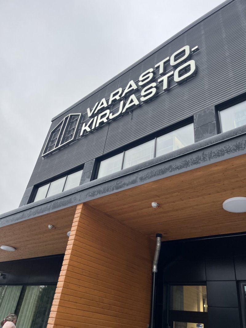 Varastokirjaston uusi rakennus kuvattuna ulkopuolelta.