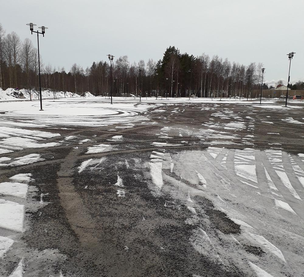 Oulun ammattikorkeakoulun Kotkantien kampuksen parkkipaikka aamulla 6.4.2020. © Tiina Tolonen 