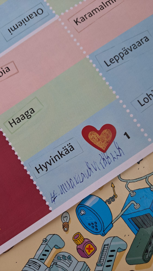 3AMK-unionin passiin on saatu ensimmäinen merkintä eli sydän-tarra ja teksti: Mihaela kävi täällä. Kuva: Mihaela Laitinen.