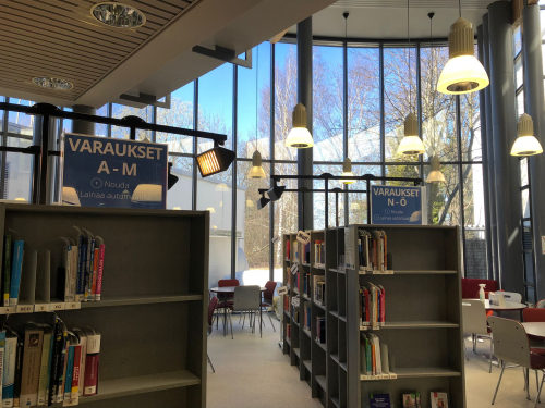 Haaga-Helian Malmin kampuksen kirjastossa on selkeät varauskyltit ja kaunis maisema ulos. Kuva: Anna Kanerva Lamppu