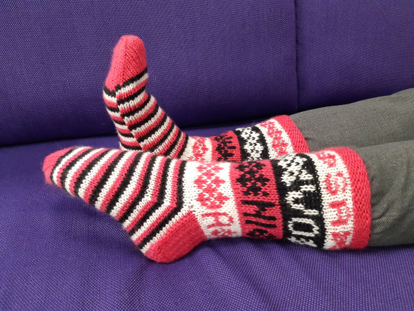 Kuva 2. Savonia-sukat. Suunnittelija Sanni Pauliina, kuva Tanja Savolainen. CC BY.