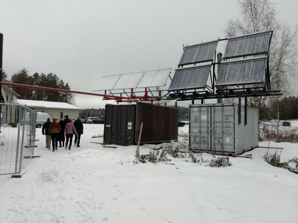 Kuva 2.  Kuvassa biotalousinstituutin aurinkopaneeleja (vas.) ja aurinkokeräimiä (oik). Kuva: Nina Hynnä