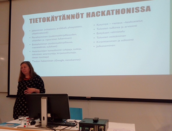 Irma Reijonen kertoo tietokäytännöistä hackatonissa