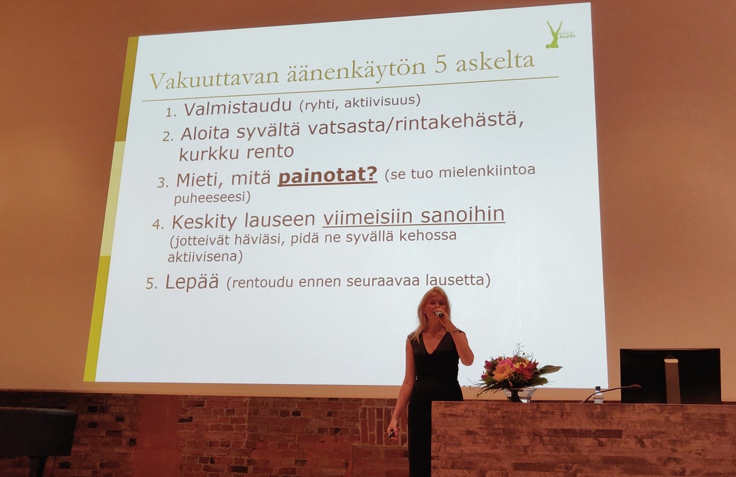 Katri-Liisa Vainio pani osallistujat harjoittelemaan vakuuttavaa äänenkäyttöä.