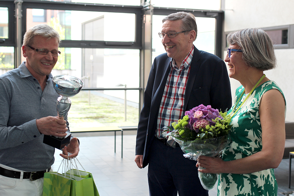 Kuvassa Kari Tiainen, Arcadan rehtori Henrik Wolff ja joukkueen kapteeni Ann-Kristin Åvall. Kuva Andréa Högberg.